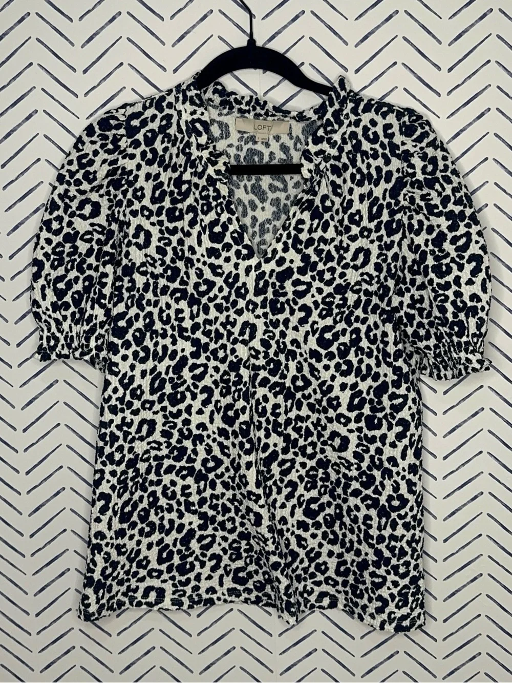 Loft Crinkle Gauze Puff Sleeve V-Neck Blouse Navy white size small